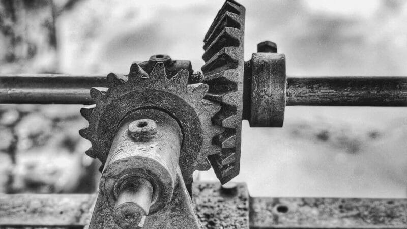 Koła zębate stożkowe – kiedy wybrać zęby proste, a kiedy spiralne?