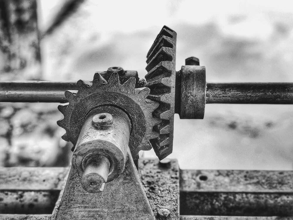 Koła zębate stożkowe – kiedy wybrać zęby proste, a kiedy spiralne?